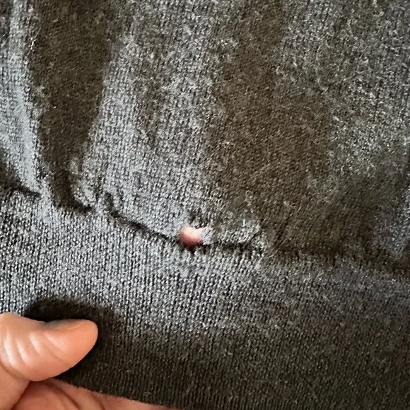 Calvin Klein Gray V-Neck Sweater size large nice sweater with fixable flaws - Picture 5 of 7